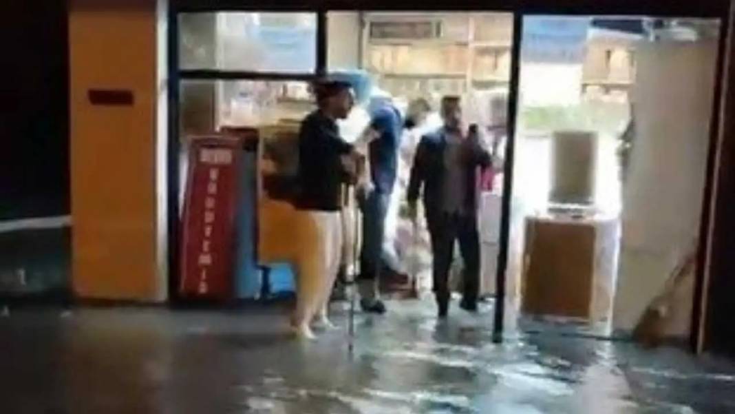 Şiddetli Sağanak Hatay’ı Vurdu: Sokaklar Suya Gömüldü! 2